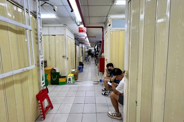 Nhiều gian hàng đóng cửa nhằm cản trở quá trình kiểm tra của lực lượng chức năng