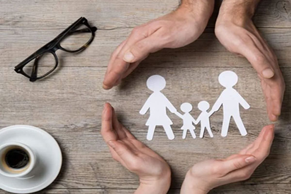 Người giám hộ đương nhiên của người chưa thành niên là anh chị ruột/ ông bà nội/ ông bà ngoại/ bác ruột/ chú ruột/ cậu ruột/ cô ruột/ dì ruột