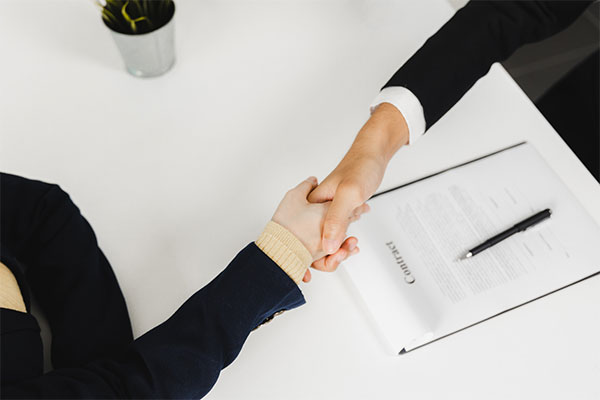 Thỏa thuận, thương lượng với các bên vay giúp các bên tìm ra hướng đi chung, tránh phát sinh tranh chấp