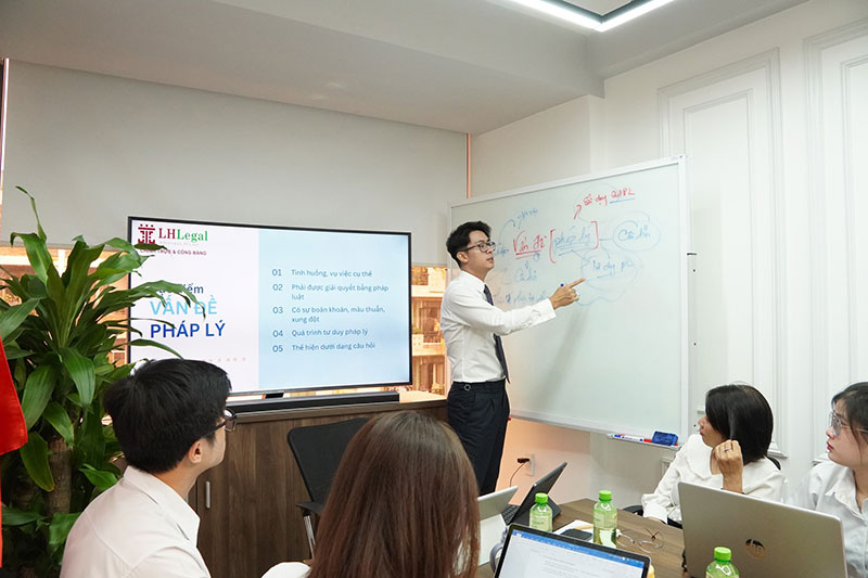 Training nội bộ LHLegal: Nâng cao kỹ năng xác định vấn đề pháp lý cho đội ngũ Luật sư và cộng sự