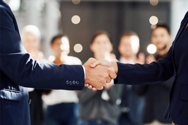 Hội đồng trọng tài có thể tiến hành hòa giải để các bên thỏa thuận với nhau về việc giải quyết tranh chấp
