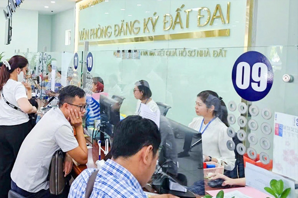 Cơ quan quản lý đất đai kiểm tra và đính chính sai sót trên Giấy chứng nhận rồi chuyển lại cho Văn phòng đăng ký đất đai trao cho người dân