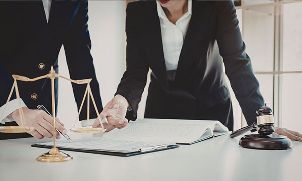 Luật sư làm việc tại doanh nghiệp nhà nước được hưởng tiền lương và mức hỗ trợ hằng tháng
