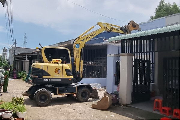 Xây nhà trái phép có thể bị buộc tháo dỡ công trình vi phạm, khôi phục lại tình trạng ban đầu của đất