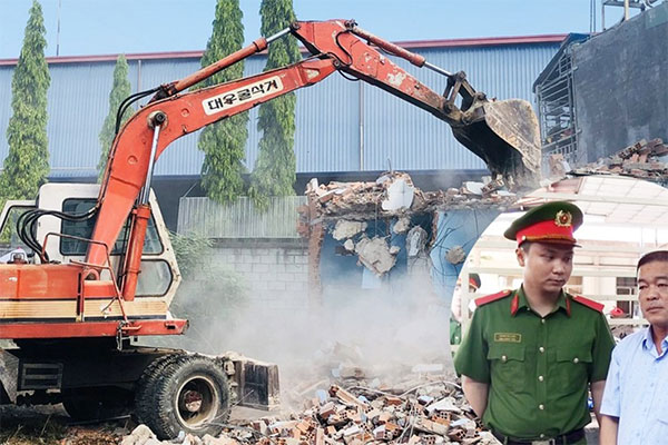 Tổ chức thi công phá dỡ công trình xây dựng theo phương án được phê duyệt