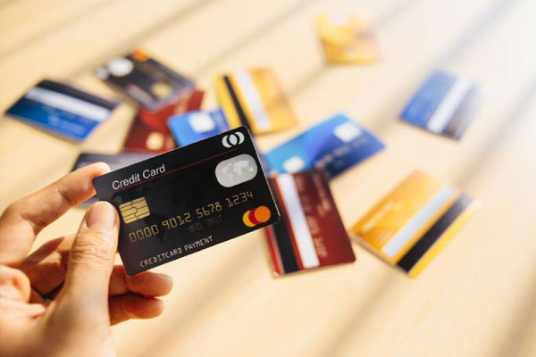 Từ ngày 5/1, ngân hàng bắt buộc gặp mặt trực tiếp khách hàng khi phát hành thẻ tín dụng