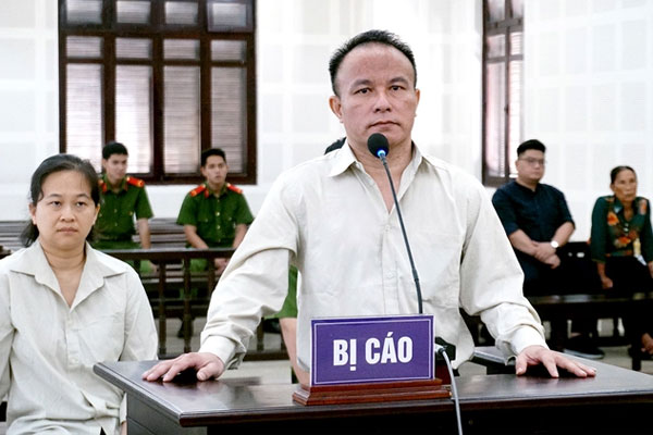Từ vụ cựu cán bộ chiếm đoạt 5 lô đất: Có nên nhờ người khác đứng tên sổ đỏ?