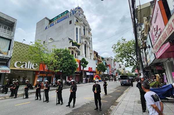 Cơ quan điều tra thực hiện khám xét nhà riêng của Tuấn