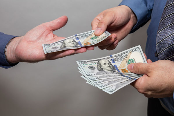 Bên uỷ thác có các nghĩa vụ giao tiền đúng thỏa thuận