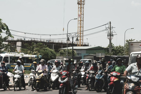 Hành vi di chuyển bằng vali điện có thể gây mất trật tự an toàn giao thông, đặc biệt trong những khu vực đông phương tiện qua lại