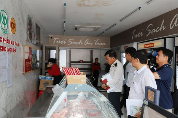 Vụ Công ty C.P bị tố bán thịt bẩn: Hé lộ tình tiết cán bộ thú y đóng dấu sai quy định