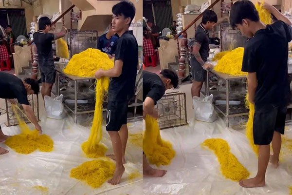 Ông Toàn trực tiếp trộn các loại hóa chất để sản xuất mì