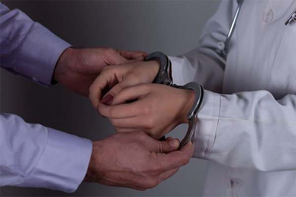 Xâm phạm bí mật hoặc an toàn thư tín, điện thoại, điện tín có thể bị phạt tù