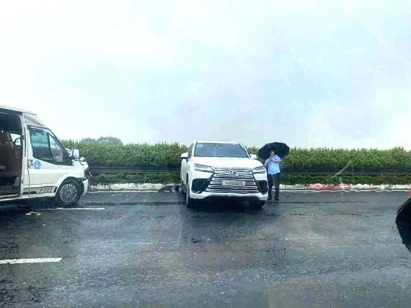 Ô tô Lexus xoay ngang đường sau tai nạn
