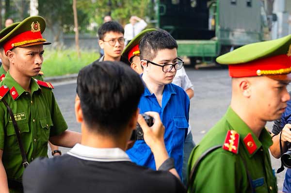  Bị cáo Phó Đức Nam (Mr Pips) được đưa tới phiên toà