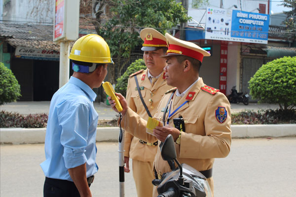Người lái xe máy có thể bị phạt từ 6-8 triệu đồng nếu hơi thở có nồng độ cồn vượt quá 80 miligam