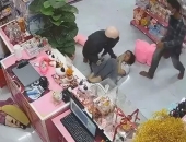 Bình Phước: Bắt giữ hai nghi phạm dùng dao khống chế nữ nhân viên, cướp tài sản tại cửa hàng quà tặng