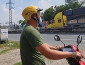 Đeo tai nghe khi đi xe máy bị phạt đến 1 triệu đồng: Bộ Công an nói gì?