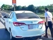 Dừng xe trên cầu ném đồ xuống sông, bị phạt 13,5 triệu đồng