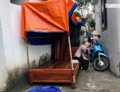 Kê giường, chuồng chó chặn lối đi chung, người phụ nữ bị khởi tố vì ngăn hàng xóm xây nhà