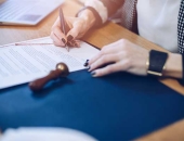 Khi không biết tiếng Việt, người nước ngoài nên lưu ý điều gì trước khi ký giấy tờ?