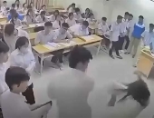 Khởi tố nam sinh lớp 12 đánh cô giáo ngay trên bục giảng tại Hà Nội
