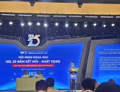 Luật sư Lê Nguyên Hòa - Phó Chủ tịch Ban Điều hành lâm thời UEL Alumni phát biểu tại Hội nghị Khoa học “UEL 25 năm Kết nối - Khát vọng”