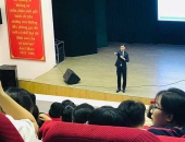 Luật sư Lê Nguyên Hòa thuyết trình tại tuần sinh hoạt công dân trường Đại học Kinh tế - Luật (UEL)
