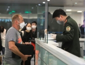 Người nước ngoài tại Việt Nam được xuất cảnh khi nào? Điều kiện và thủ tục cấp lại thẻ ABTC mới nhất