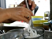 Phạt đến 7 triệu đồng nếu đeo trang sức, để móng tay dài khi bán đồ ăn